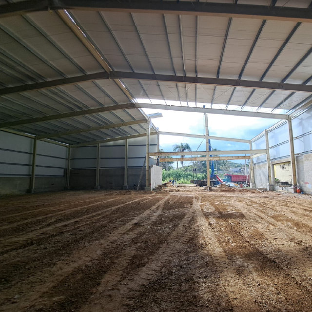 Edificio comercial con fachada metálica